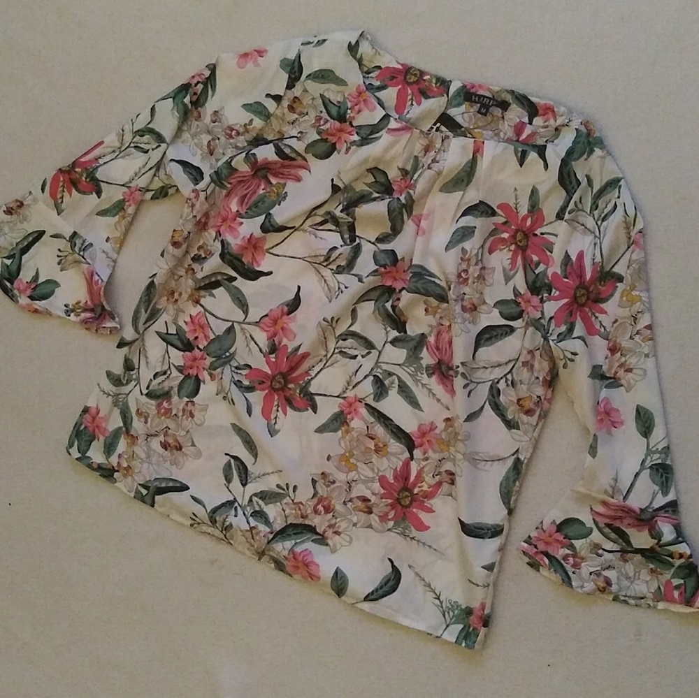 Harpa floral blouse with keyhole closure in back